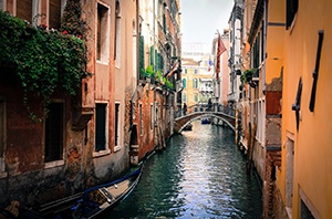 Hus och kanal i Venedig