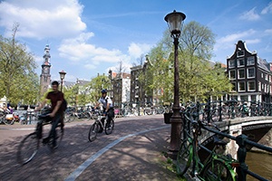 Bro och cyklar i Amsterdam