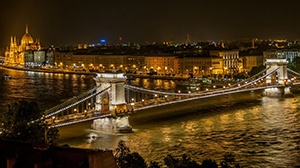 Budapest i kvällsljus