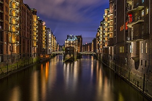 Speicherstadt i kvällsbelysning