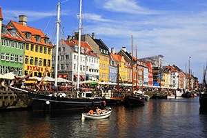 Vatten och båtar i Köpenhamn.